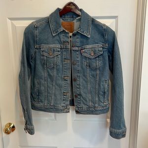 Levi’s Women’s Medium Wash Denim Trucker Jacket